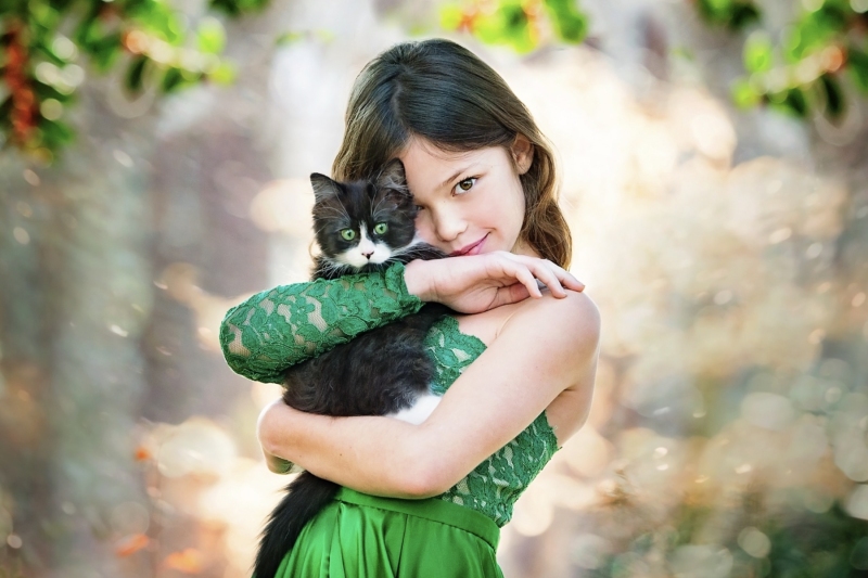 Girl-Kitten-In-Green