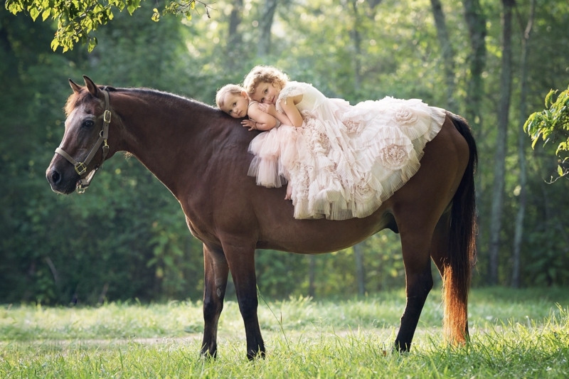 Girls-On-Pony