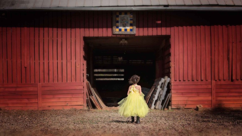 childrens-photography-old-barn-in-milton