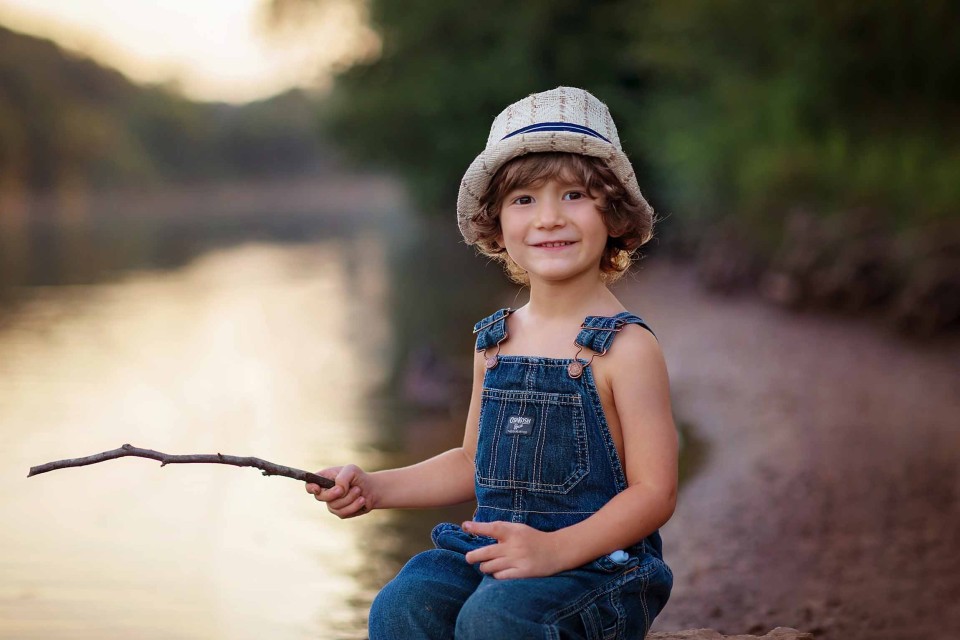 boy-in-hat-roswell-river-photographer