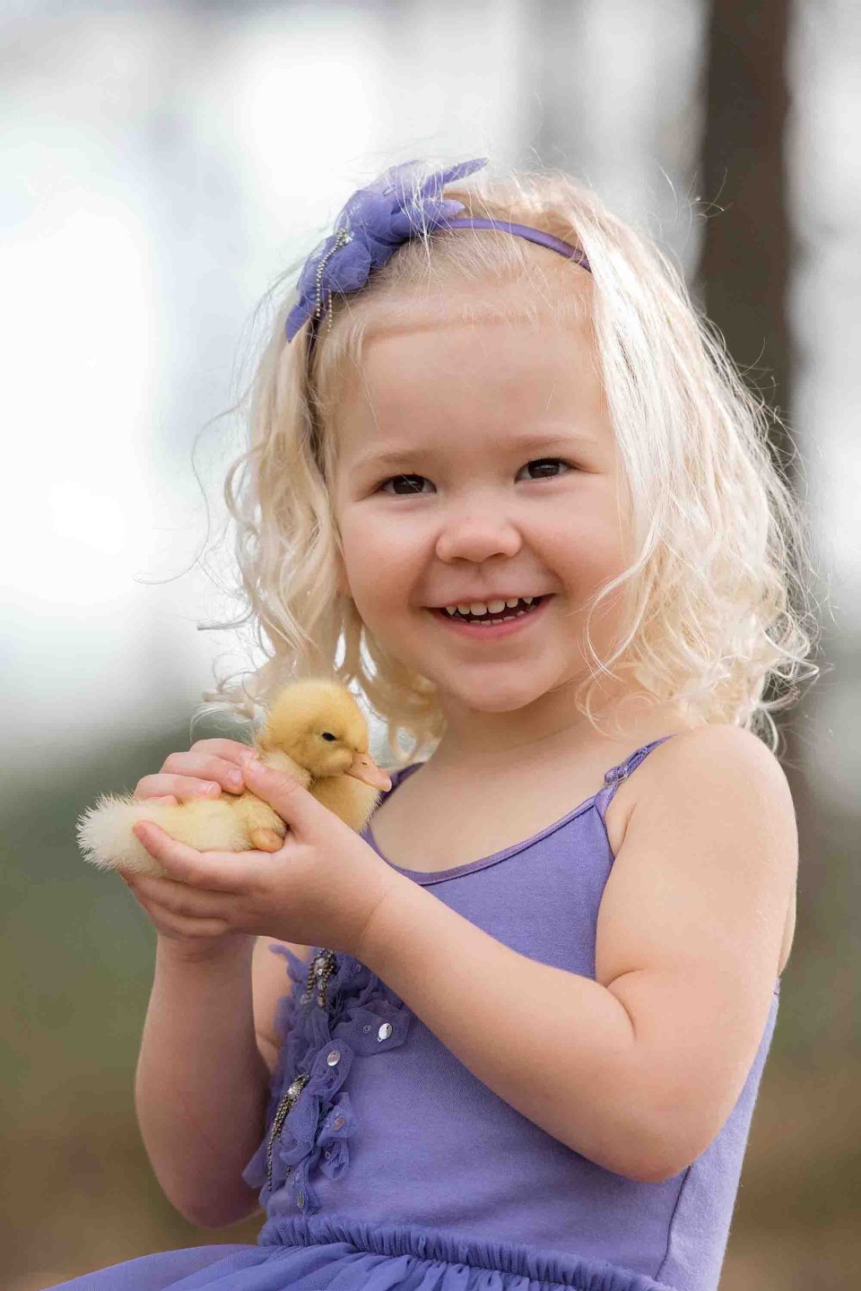 little-girl-with-duckling-canton-photographer
