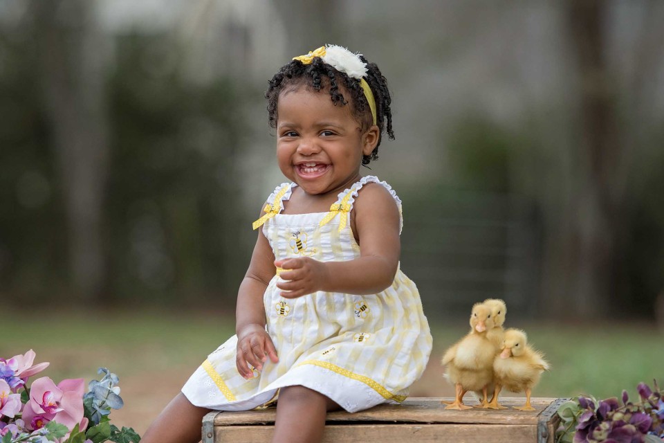 little-girl-with-ducklings-canton-photography