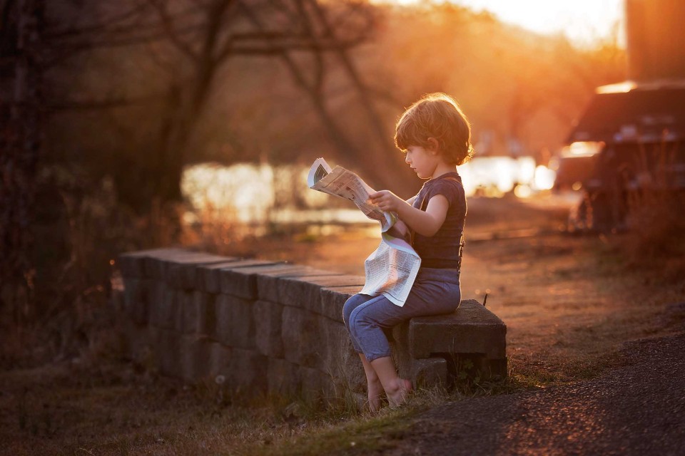 newsboy-reading-paper-roswell-photography