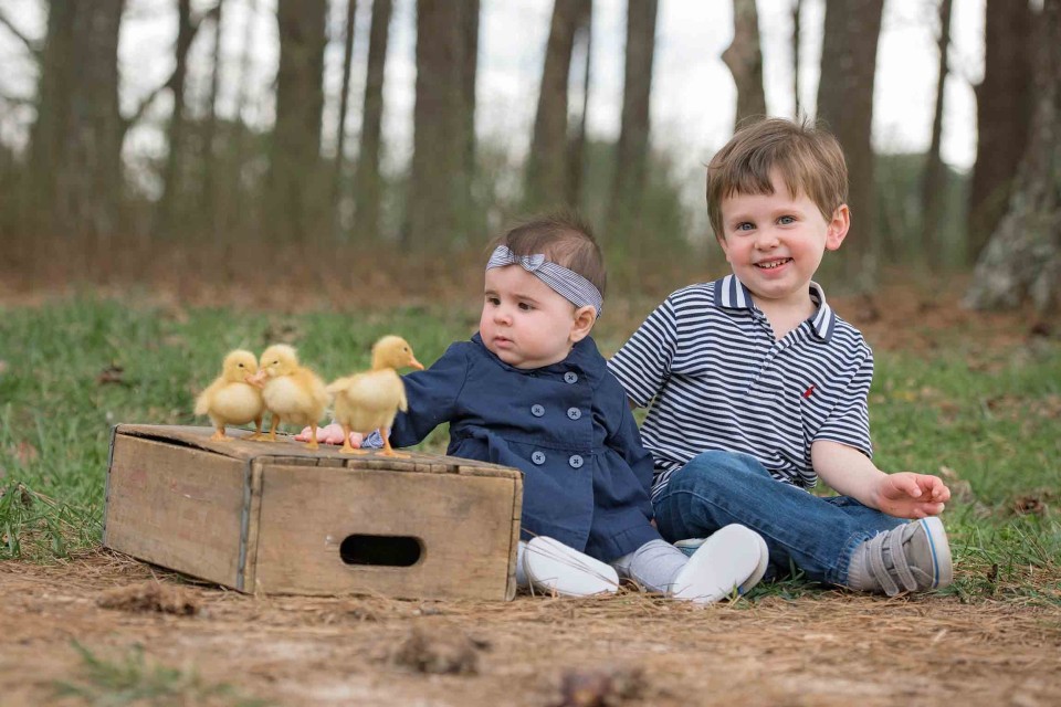 siblings-on-the-farm-photographer