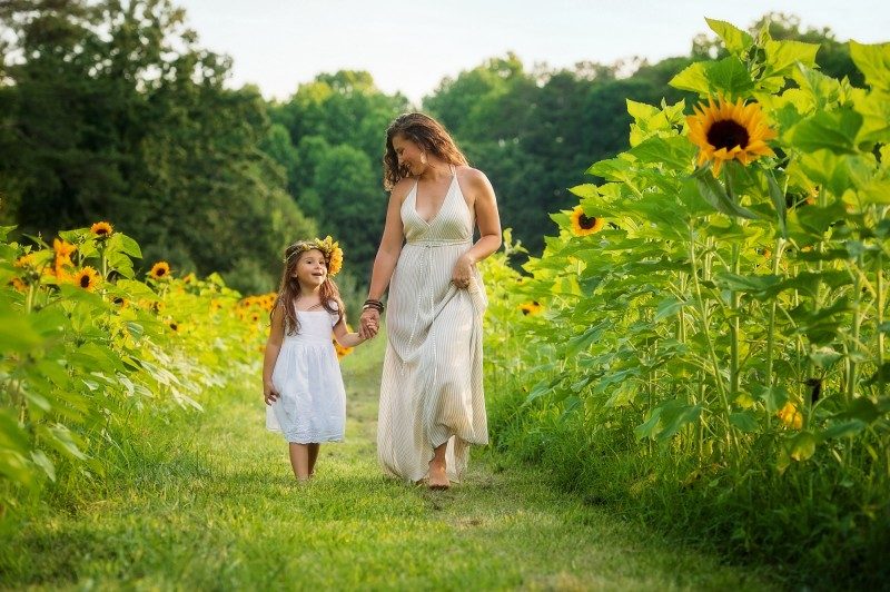 Mother-And-Daughter-WIth-The-Sunflowers